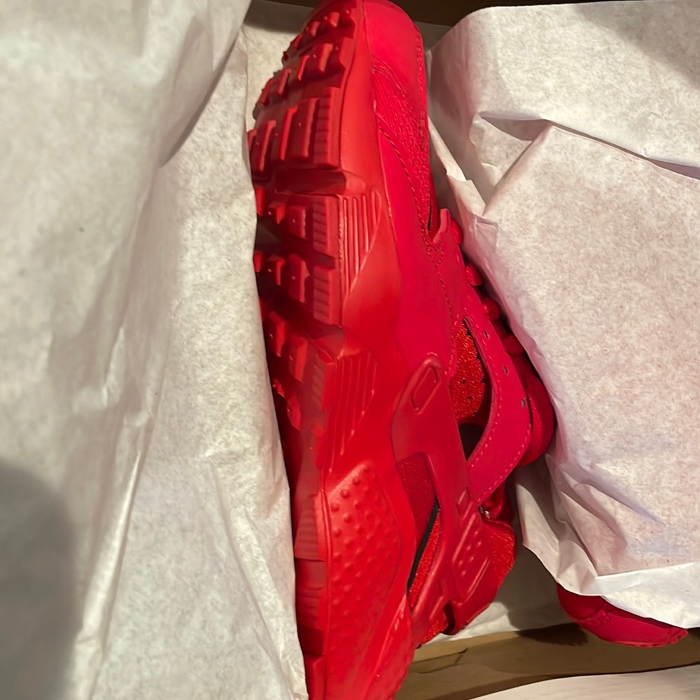 Brand new Nike Huarache Rub GS 4Y red